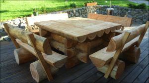 Table et chaises / bancs en rondins de bois