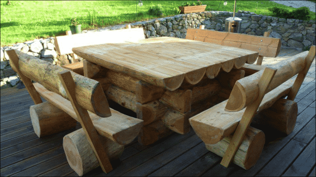 Table et chaises / bancs en rondins de bois