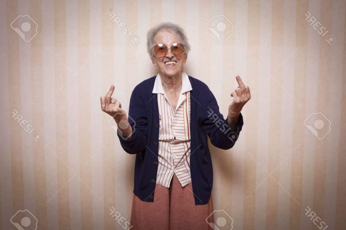 mamie qui fait des doigts