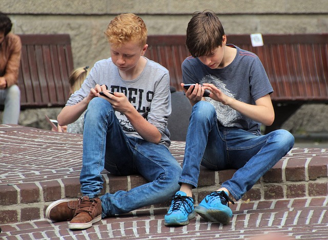 Adolescents jouant à water splash sur leur telephone