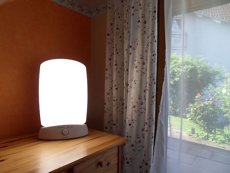 lampe pour un traitement de luminothérapie allumée