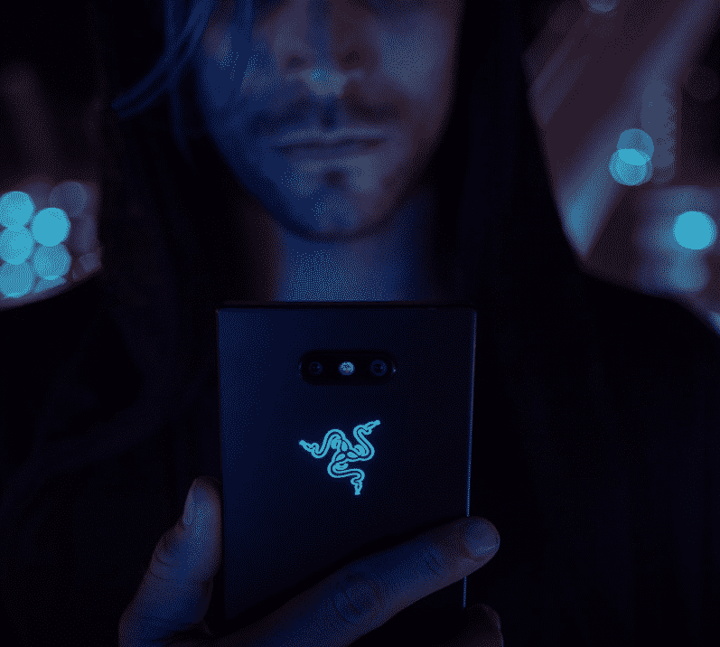 logo Razer s'illumine au dos de Razer Phone 2