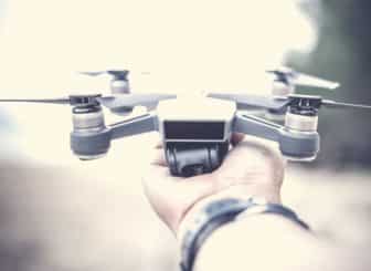 drone dans la main de son pilote