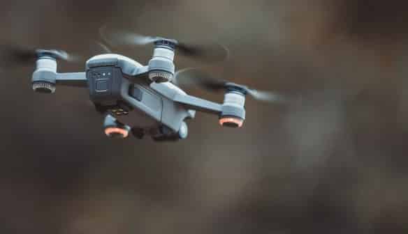 drone en vol stationnaire