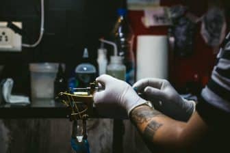 outil pour tatouer chez un tatoueur