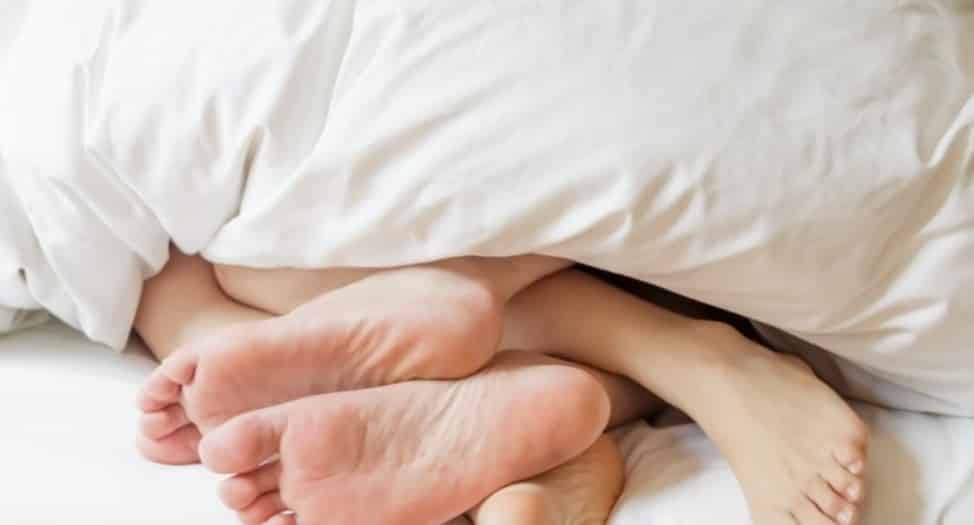 pieds sous la couette