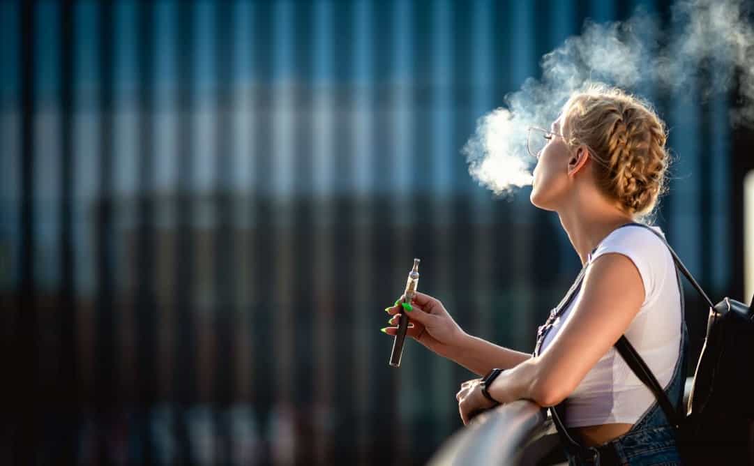 Une femme qui vapote