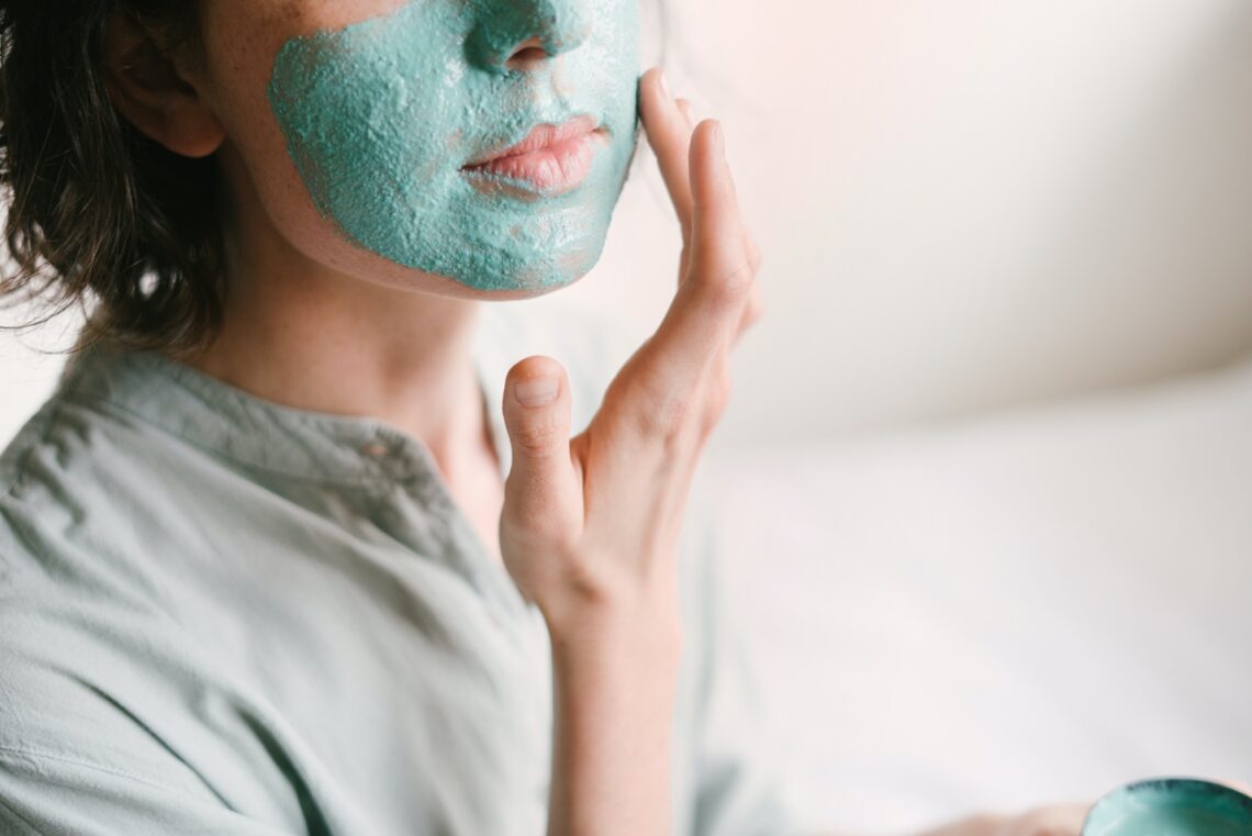 Femme se fait un masque visage