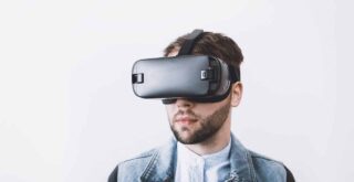 homme avec casque de réalité virtuelle