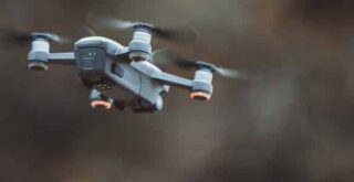 drone en vol stationnaire