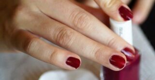 pose de son vernis a ongles rouge